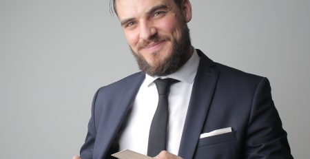 Hombre sosteniendo una tarjeta de contacto
