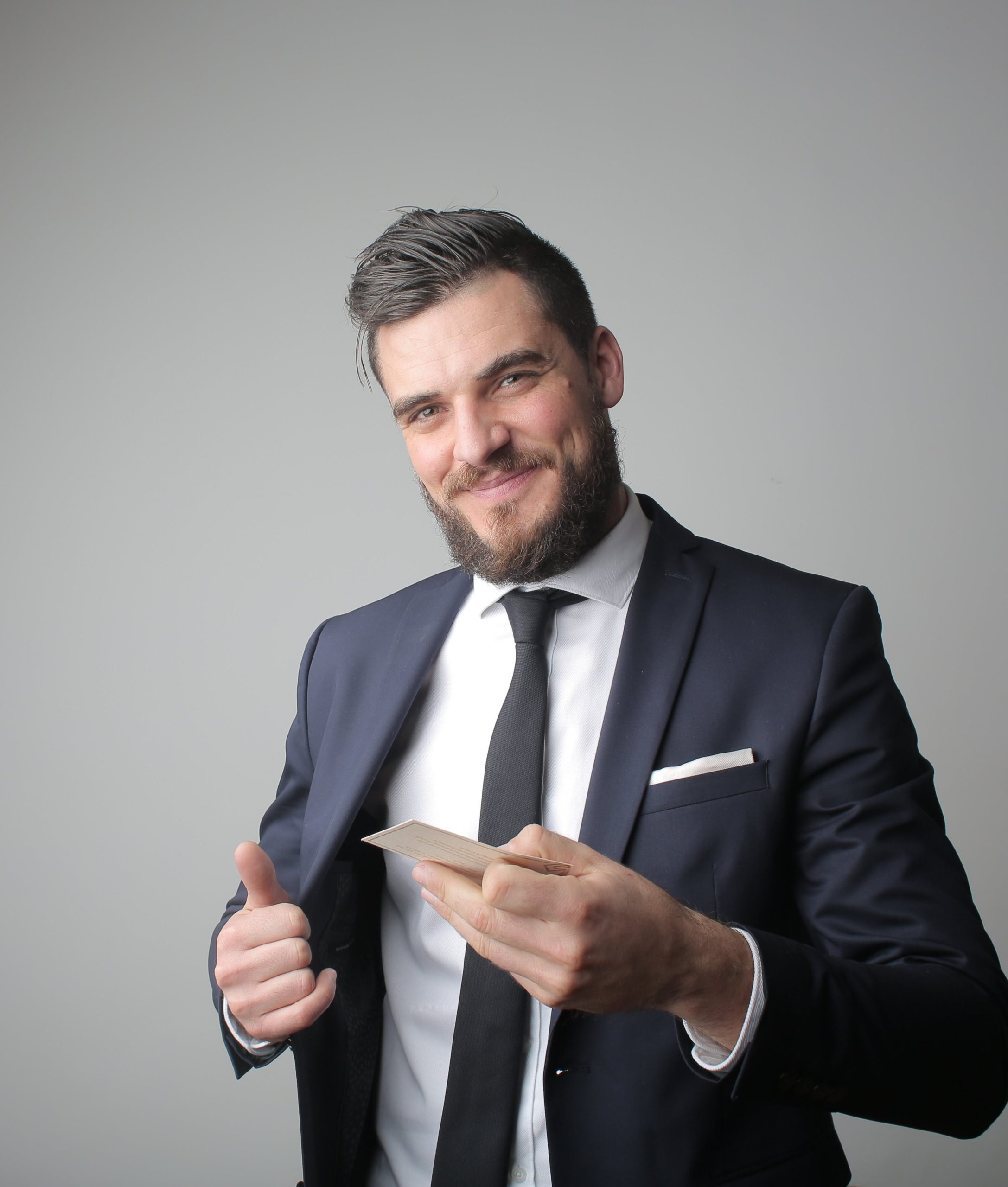 Hombre sosteniendo una tarjeta de contacto