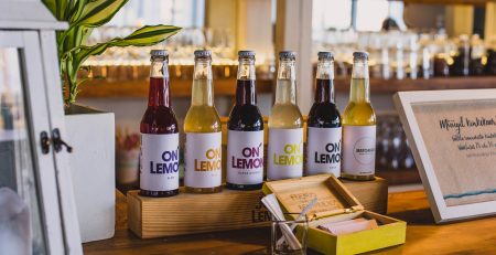 Ejemplo de merchandising: Botellas con logo impreso